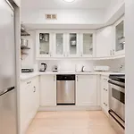 Prime Location 2Br With Kingbed In Vibrant Toronto