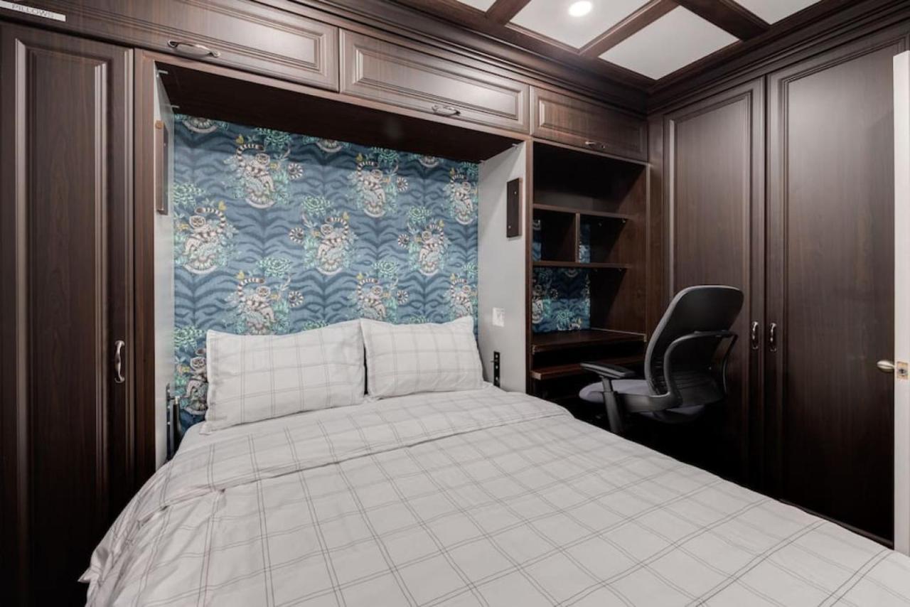 Prime Location 2br With Kingbed In Vibrant Holiday home